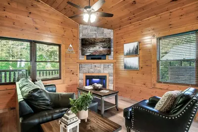 5 min to Dt Gatlinburg, Hot Tub, Game Room, Fireplaces, Resort Pool