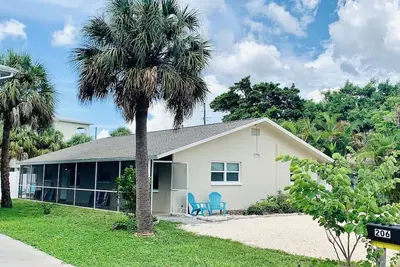 Image de Remodeled Clean, Bright Indian Rocks Beach Villa. Pet Friendly