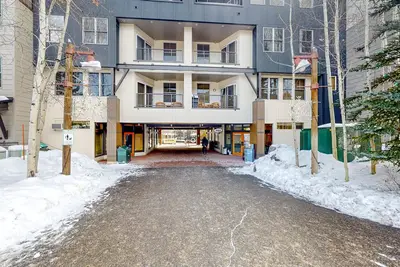 Image de Fantastic mountain home near ski lifts with heated outdoor pool & hot tub