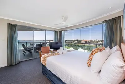 Image de Stunning 270 degrees view of the Ocean, Beach & Marina Views