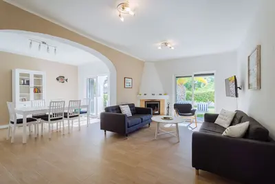 Image de Maison de ville entièrement rénovée avec piscine et accès à la mer