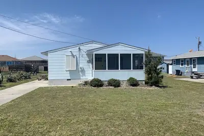Hot tub, 2 min. Walk to Beach! Flex Stays! Cozy 3 bed 1 full bath 2 half baths