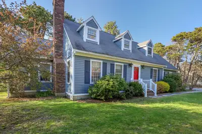 Spacious 4br/3ba home only. 4 mile to Ellis Landing Beach