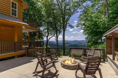 Image de Amazing Mtn Views, Hot Tub+Fire Pit, High Speed WiFi, Gas Log Fireplace, Grill!