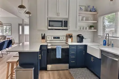 Image de Rock House - Lake Views & 15 Mins to Cedar Point