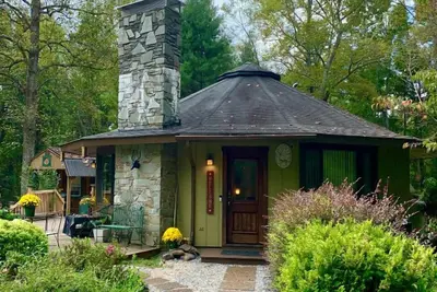 Image de **Beautiful Uniquely Styled Home Within 5 Mins Of Lake James!