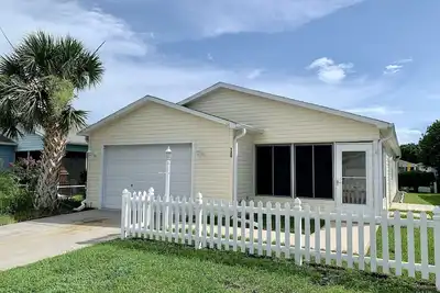 Image de Beautifully updated and close to everything! Yamaha gas cart included!