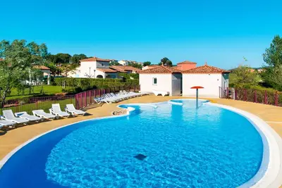 Image de Appartement dans une maison de vacances avec Wifi, piscine, bain Ă remous, Tv, terrasse, parking