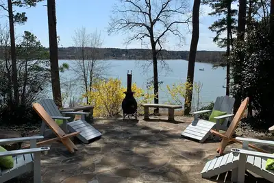 Image de Beautiful lakefront home! Beach your boat, swim, kayak and more! Sleeps 2-10.
