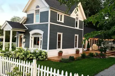 Image de Downtown Bellaire! Walk to Shorts! Only minutes to golf, lakes and ski slopes.