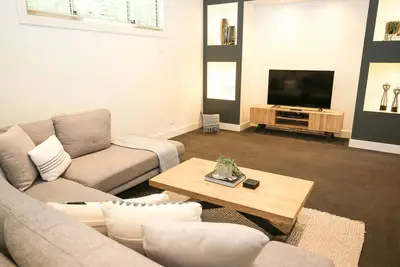 22 Riverside : Bright