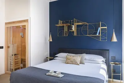 Image de Bienvenue dans l’appartement de vacances Trinity Ii. Un appartement élégant et confortable, totalement rénové selon les dernières tendances. Le coin jour est composé d’un coin salon avec Tv 127cm, une table de salle à manger en cristal et ses c