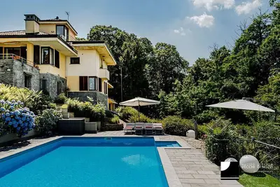 Image de Villa Olivia with pool and sauna. Lake view