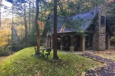 Image de Luxury Creekside Story Book Cottage 5 Secluded Acres of Lush Forest & Streams