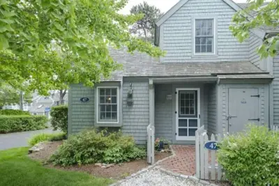 Image de Cape Cod Cottage steps from Private Beach