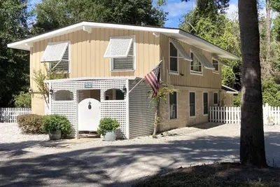 Image de Hhi Cottage 2 Min Walk To Beach, 35' Private Pool, Dog Friendly, Roomy Home