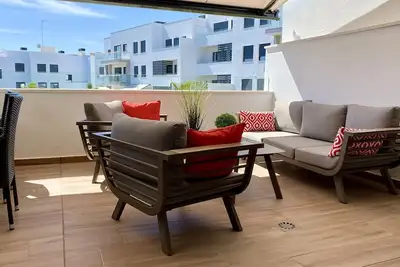 Image de Luxurious and comfortable apartment overlooking pool area