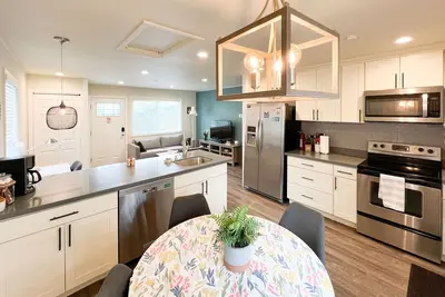 Image de Great location 2bedroom/1bath with 200Mbps WiFi, Easy Deliveries