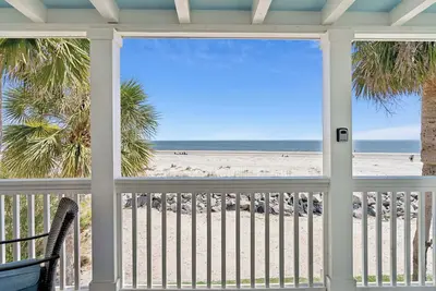 Image de Oceanfront retreat, step onto the beach and a short distance to the Pier Village