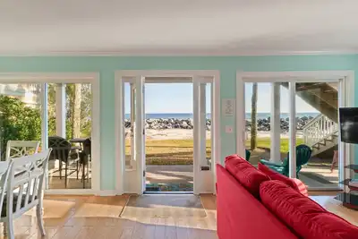 Image de Oceanfront, 2 Br 2 Ba, Walk to Village, Private Beach