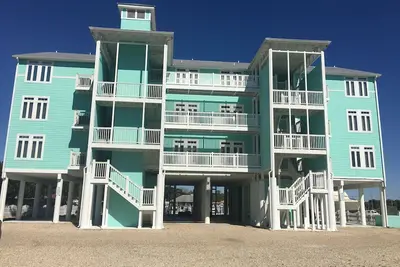 Image de Water Front, Pool and Boat Slip