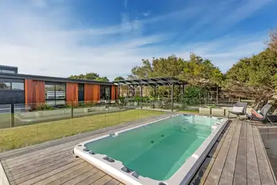 Image de Family fun & relaxation, swim spa, games room, 1 acre of land (sleeps 8)