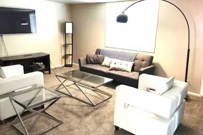 Image de Mid-Century Modern Boise Bench Home Near Airport and Downtown with Theater Room