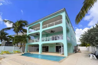 Image de Stunning Keys home w/pool, jetted tub, elevator & more!