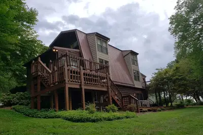 Image de Awesome Lake House with Natural Beach, Huge Dock, and Sunset Views. Sleeps 9
