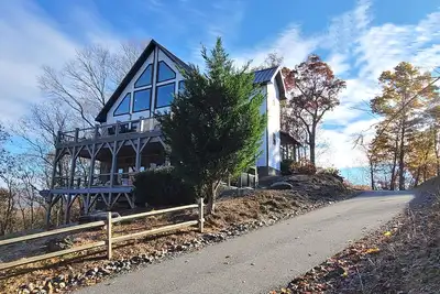 Image de The Cozzi Lodge, a mountain retreat with all the comforts of a modern chalet.