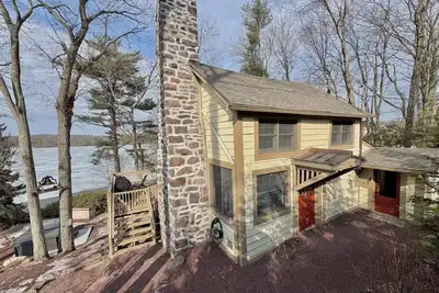 Image de Lakefront Cabin w/ Hot Tub, Views & Fireplace