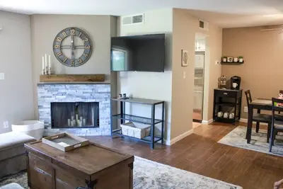 Image de Ground level condo conveniently located off the 101 freeway in McCormick Ranch.