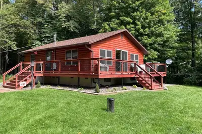 Image de Hummingbird Haven Lakefront Cabin on Lake Chetac