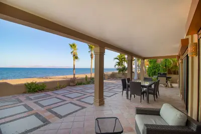 Rare Beachfront Steps to Sand/Paddleboards and Bikes