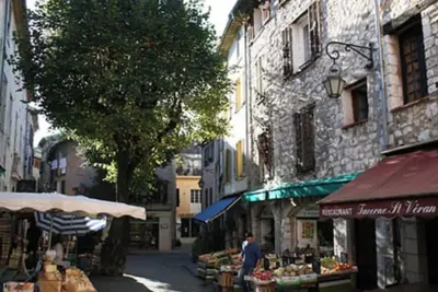 Image de Sous les toits au  centre de vence