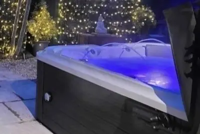 Image de Elckys stunning Hot Tub lodge York with secure garden and kids play area