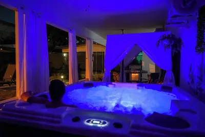 Private Oasis with Jacuzzi and Cabana. Pet Friendly