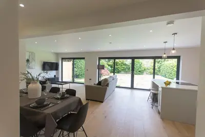 Image de beautiful home & location with parking and garden