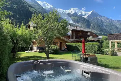 Image de Chalet avec jacuzzi vue sur le massif du Mont Blanc. Proche de Chamonix Centre
