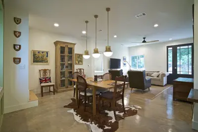 Image de Brand New House in Central Austin