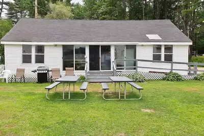 Image de Lakefront 3 Bdrm, 2 Lofts, Beach, Dock, close to town