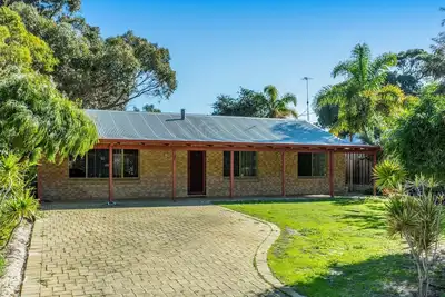 Image de Waves And Moore - Beautifully presented home