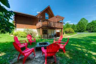 Image de Three-story dog-friendly home with large deck, wood swing, firepit, lawn, & more