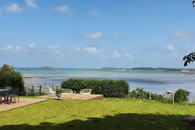 Image de Gîte raffiné avec vue directe sur la mer, hébergement jusqu'à 15 personnes.