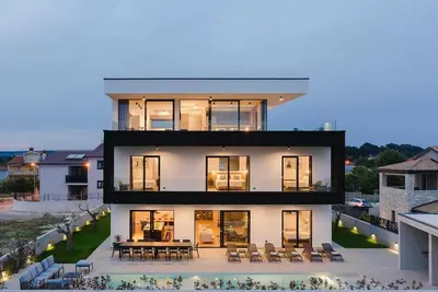 Luxury 7-Br Villa for 14, with Heated Pool