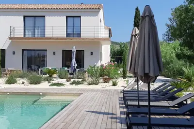 Image de Gîte contemporain au Paradou. 12 personnes.