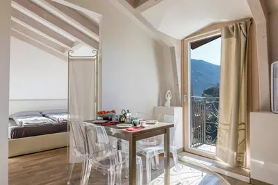 Image de Appartement de vacances \"Villa Principessa Duplex\" dans un palais historique de la ville avec balcon