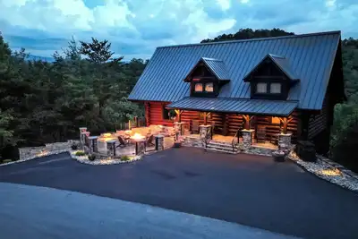 Image de Mountaintop Paradise, Mountain Views! Hot Tub, Pool Table, Pigeon Forge Cabin