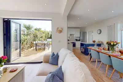 Image de Beautifully refurbished holiday home in the centre of Abersoch with parking.