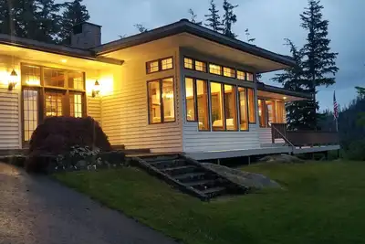 Image de Luxury House with wrap around deck on Mt. Dewey